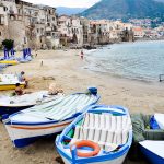 sycylia łodzie na wybrzeżu w cefalu