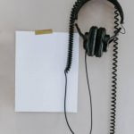 słuchawki i pusta kartka