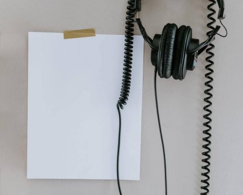 słuchawki i pusta kartka