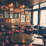 puste stoliki w pubie