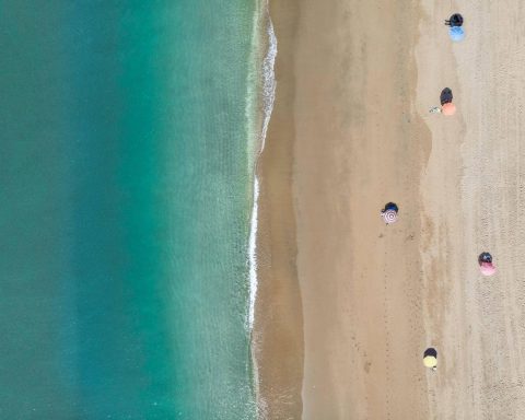 plaża i morze widziane z góry