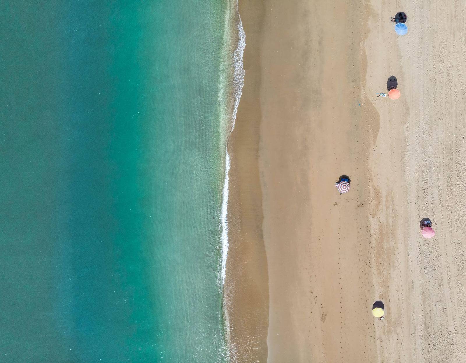 plaża i morze widziane z góry