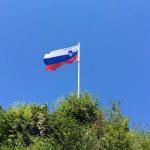 flaga słowenii na tle niebieskiego nieba