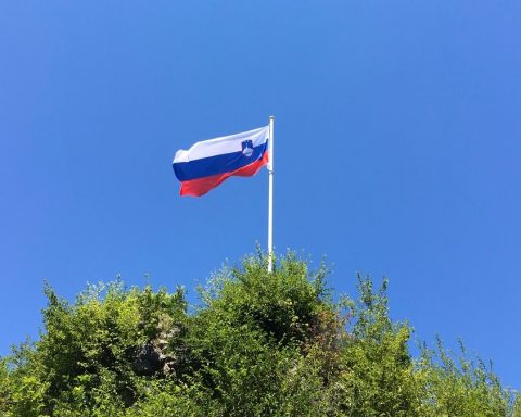 flaga słowenii na tle niebieskiego nieba
