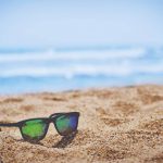 okulary przeciwsłoneczne leżące na plaży
