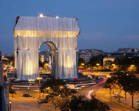 łuk triumfalny zawinięty w tkaninę
