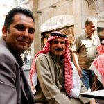 mężczyźni siedzący przy stoliku w kawiarni w Syrii w Aleppo