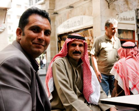 mężczyźni siedzący przy stoliku w kawiarni w Syrii w Aleppo