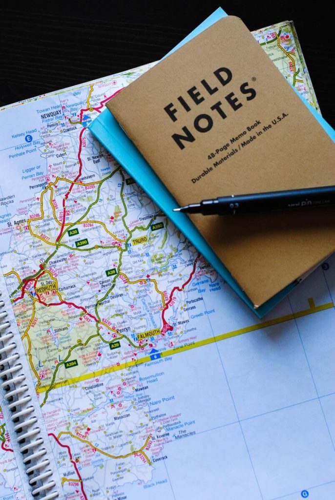 notes i długopis leżący na mapie, planowanie podróży