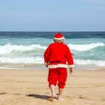 święty Mikołaj idący po plaży