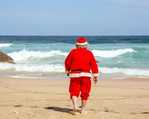 święty Mikołaj idący po plaży