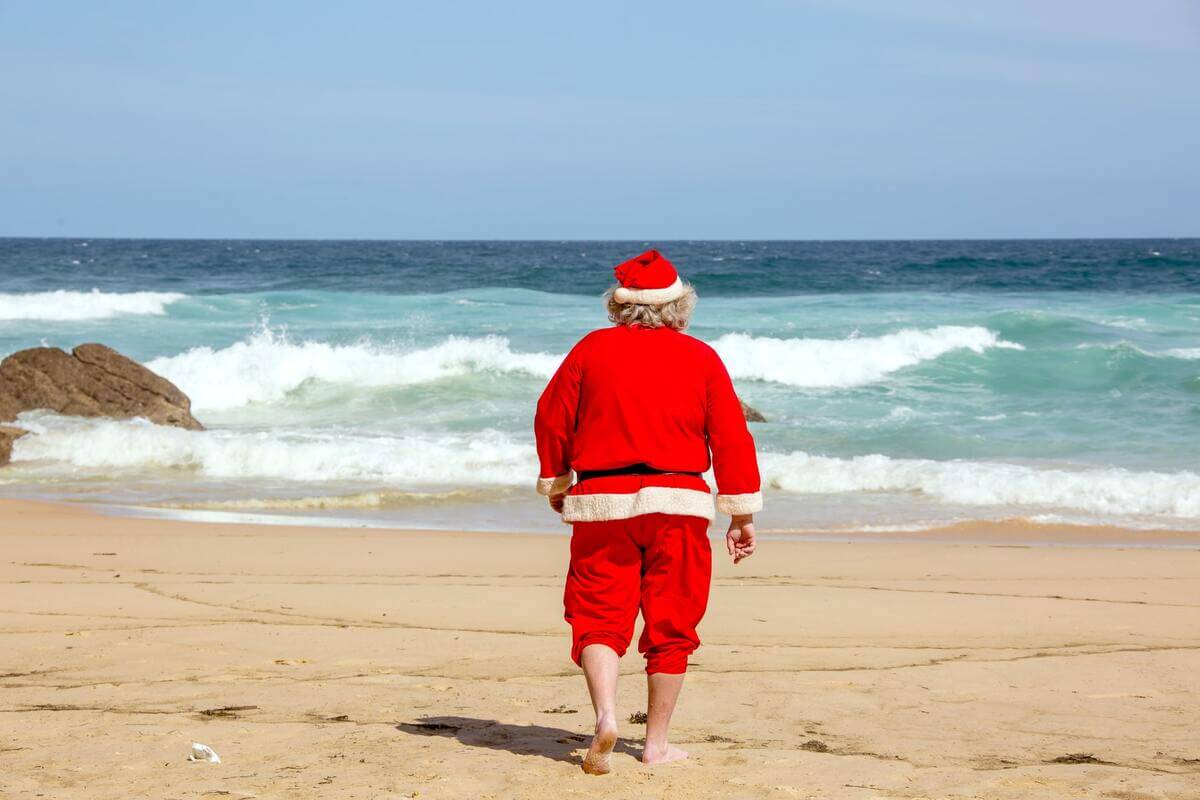 święty Mikołaj idący po plaży