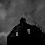 opuszczony dom na tle ciemnego nieba