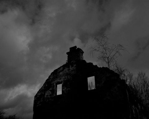 opuszczony dom na tle ciemnego nieba