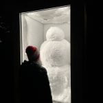 dziecko oglądające rzeźbę snowman w bazylei