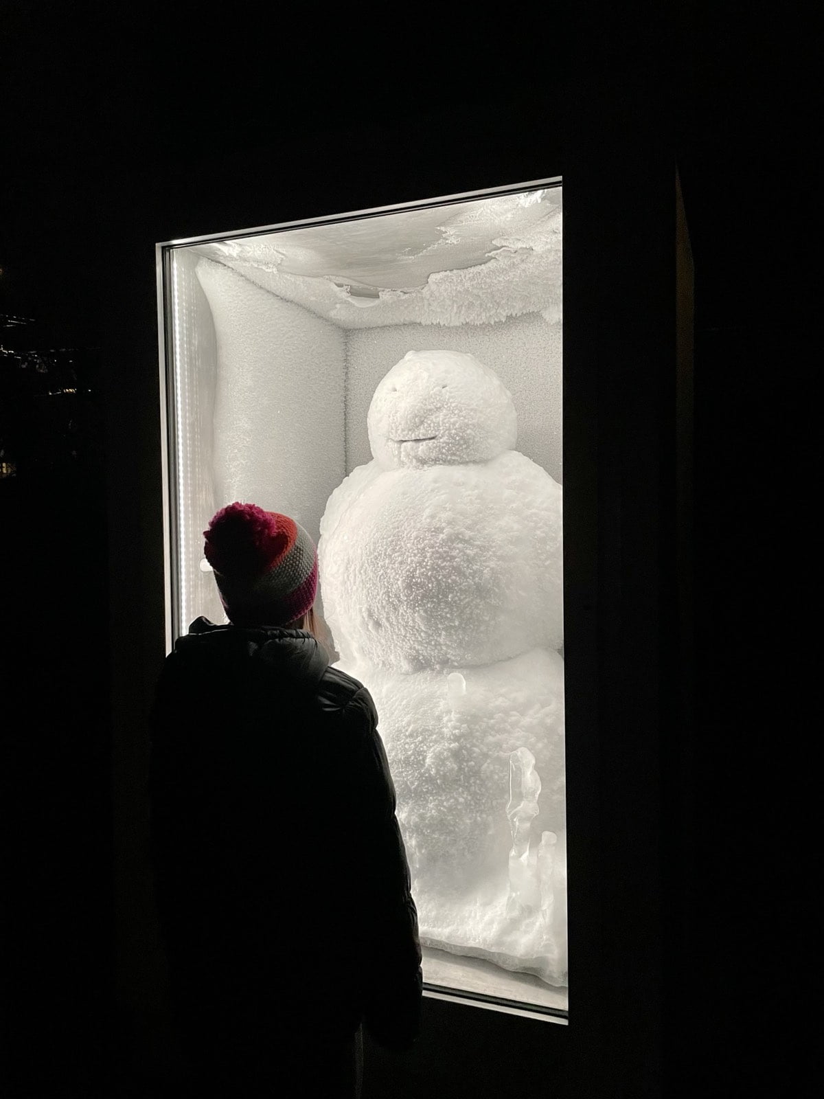 dziecko oglądające rzeźbę snowman w bazylei