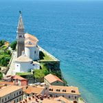 widok na wieżę kościoła w Izola, Słowenia