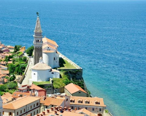 widok na wieżę kościoła w Izola, Słowenia