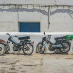 djerba, motory stojące przy ścianie