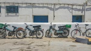 djerba, motory stojące przy ścianie