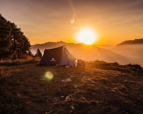 namiot w górach o zachodzie słońca