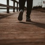chodzenie, mężczyzna idący po drewnianym pomoście