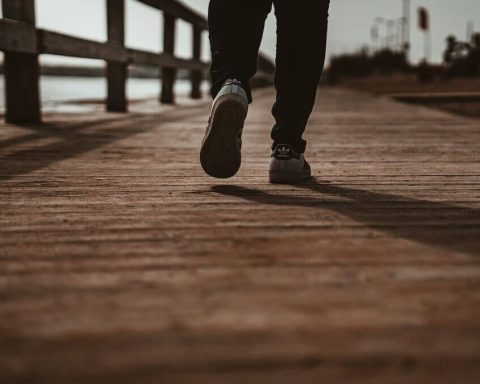 chodzenie, mężczyzna idący po drewnianym pomoście