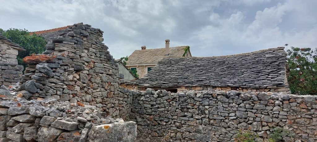 Wyspa Hvar, Chorwacja. Opuszczone wioski pasterskie