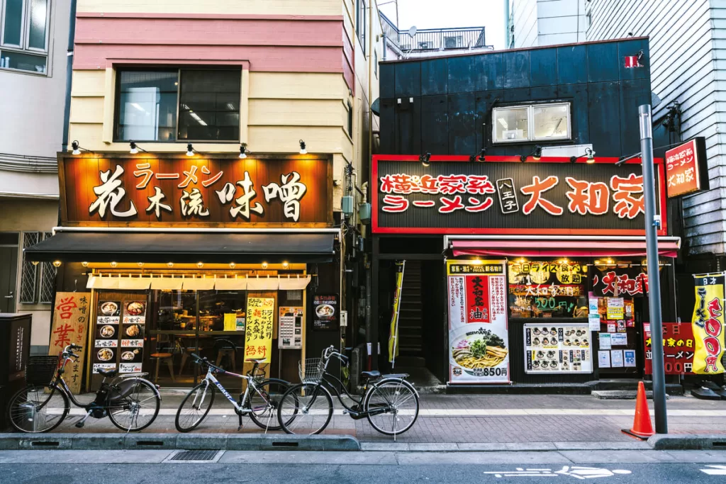 Ulica z restauracjami z ramenem w Japonii