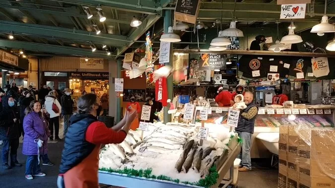 Latajacy Losos Targowy Spektakl 1 Jpg