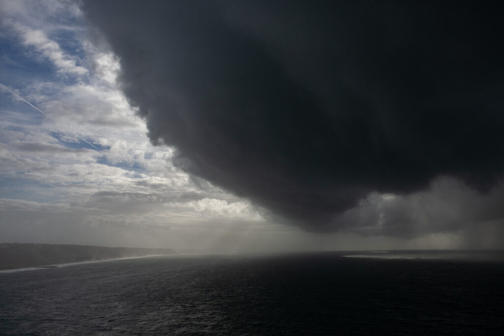 Nazaré, ciemna chmura wisząca nad Atlantykiem