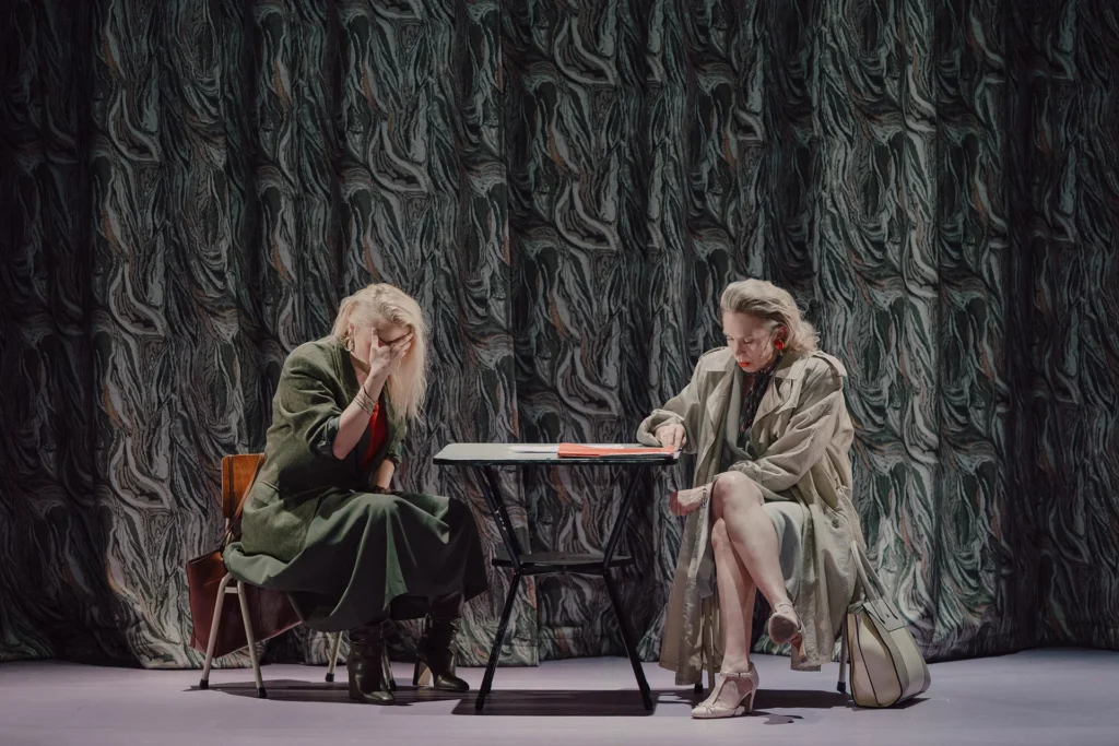 Kobieta samotna - recenzja