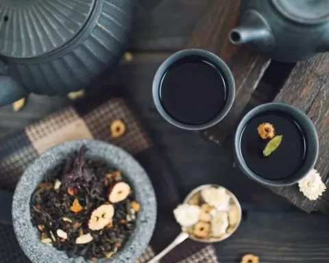 filiżanki z herbatą czarną sypaną