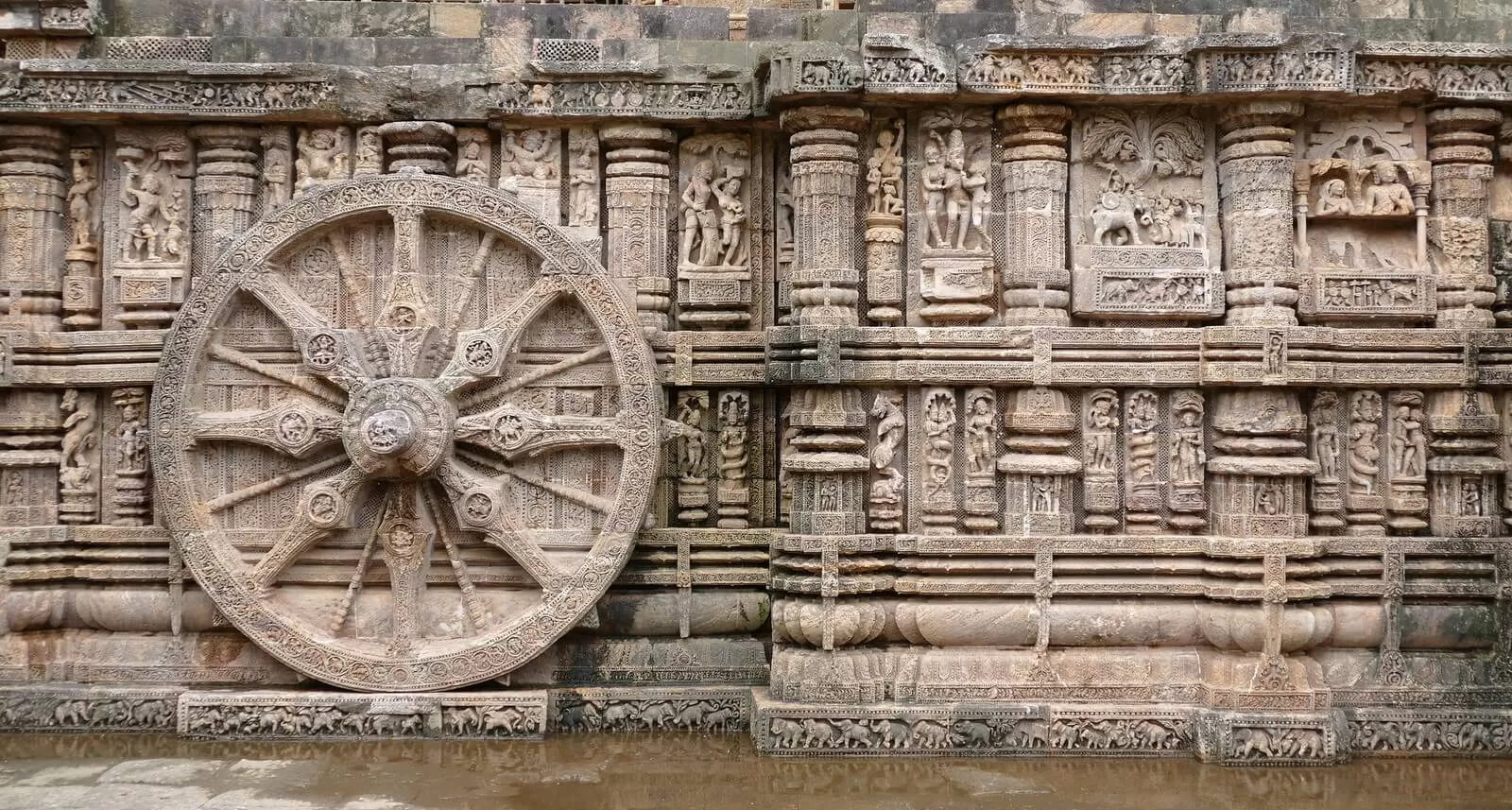 Erotyczne rzeźby w świątyni słońca w Indiach