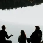 rozmawiający ludzie na brzegu wody