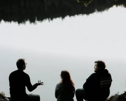 rozmawiający ludzie na brzegu wody