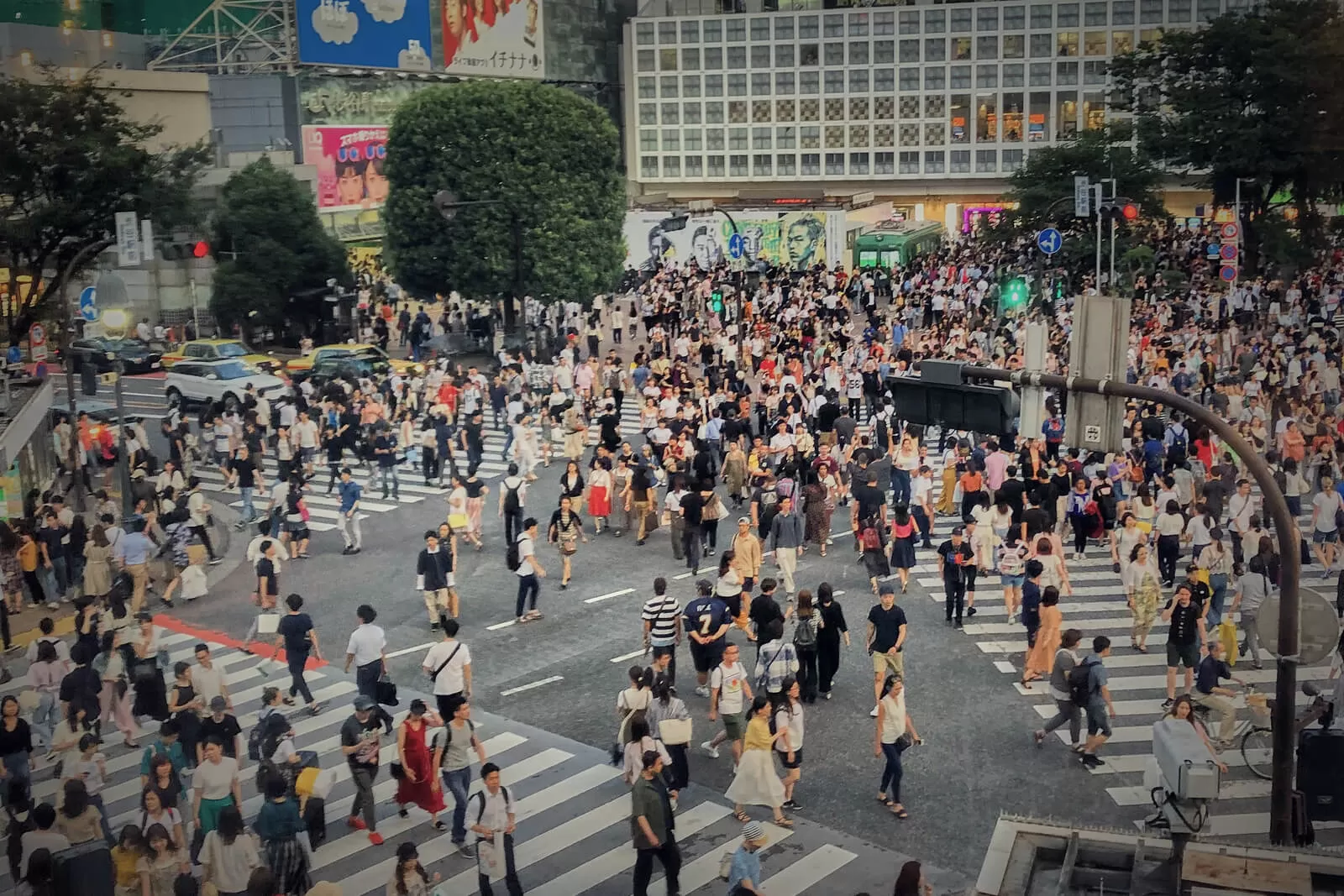tłum ludzi na ulicach tokio, japonia