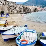 sycylia łodzie na wybrzeżu w cefalu