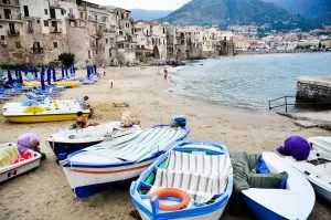 sycylia łodzie na wybrzeżu w cefalu