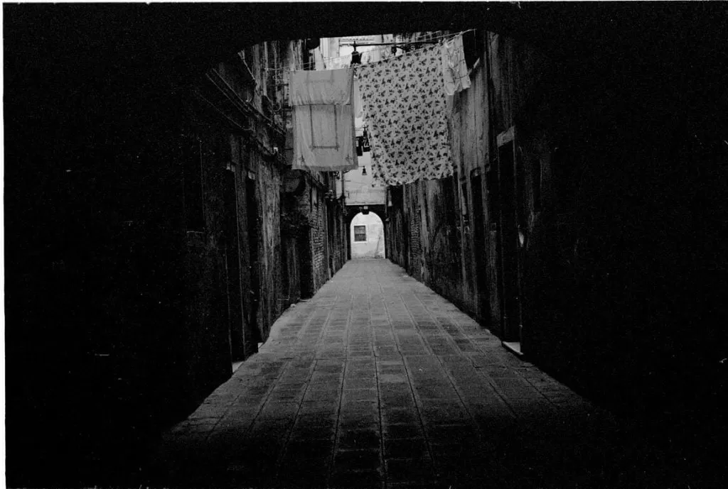 pusta ulica w Wenecji z suszącym się na powietrzu praniem