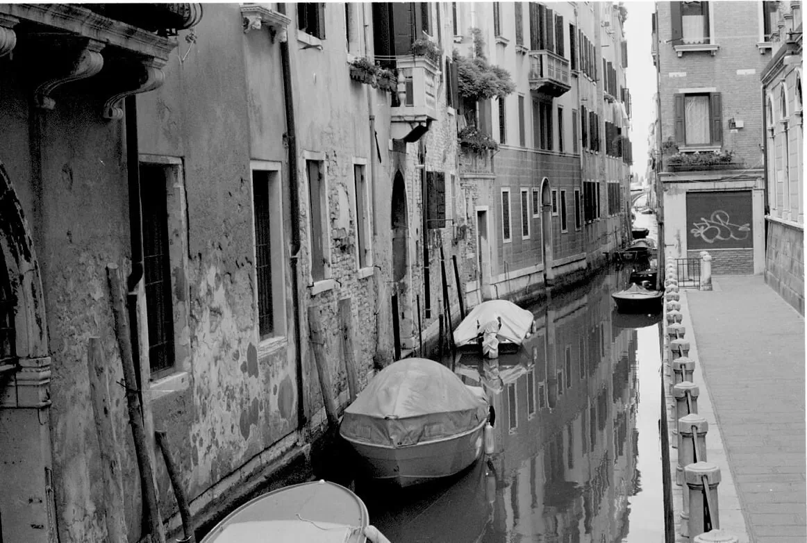 łódki na jednym z kanałów w Wenecji