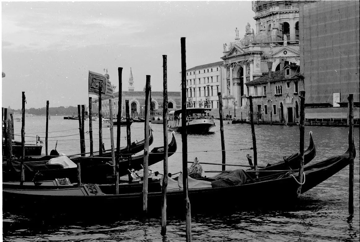 gondole i vaporetto na canale grande w Wenecji