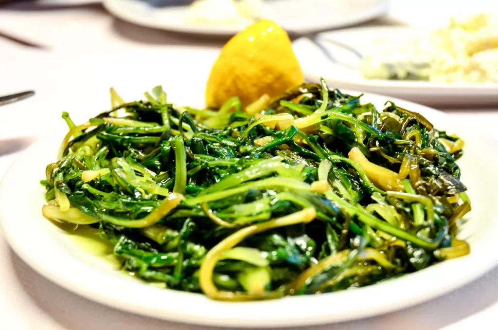 chorta, grecka przystawka na talerzu