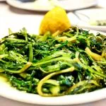 chorta, grecka przystawka na talerzu