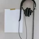 słuchawki i pusta kartka
