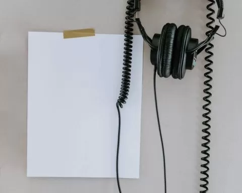 słuchawki i pusta kartka