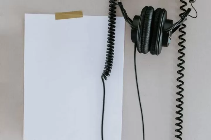 słuchawki i pusta kartka