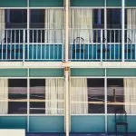 balkony i okna w budynku