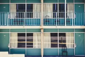 balkony i okna w budynku