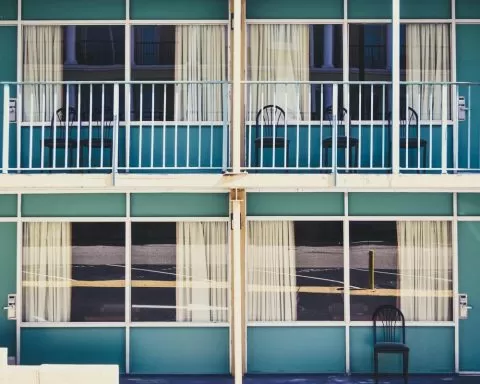 balkony i okna w budynku